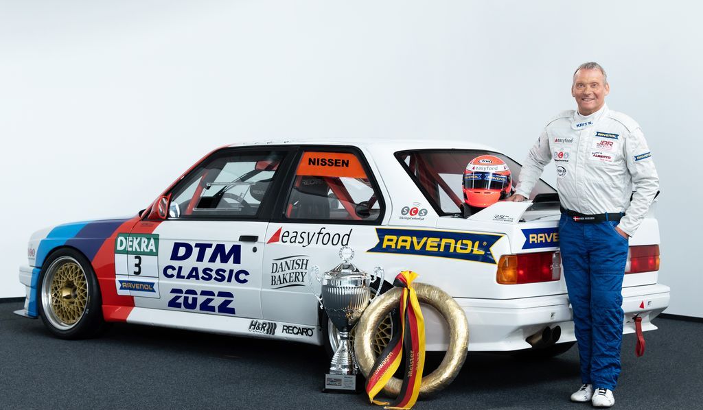 Schnitzer sender Kris Nissen på jagt efter pokaler i den tyske DTM Classic Cup i en ganske potent BMW M3 E30-racer med 2,5 liters motor og 325 HK
(Foto: Silas Stein)